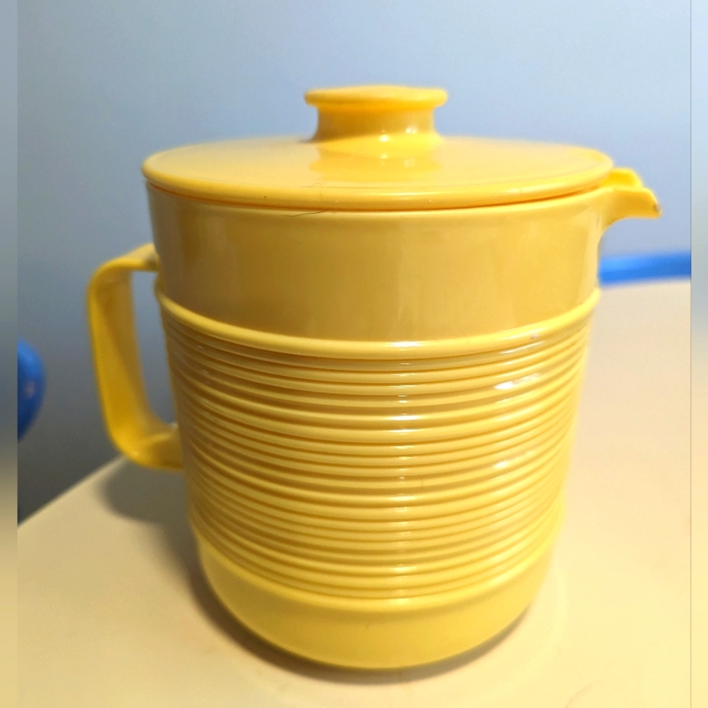 Vintage Rubbermaid Yellow Ribbed 1.5 Quart Pitcher 2677 Picnic Beverage 1-1/2 Qt